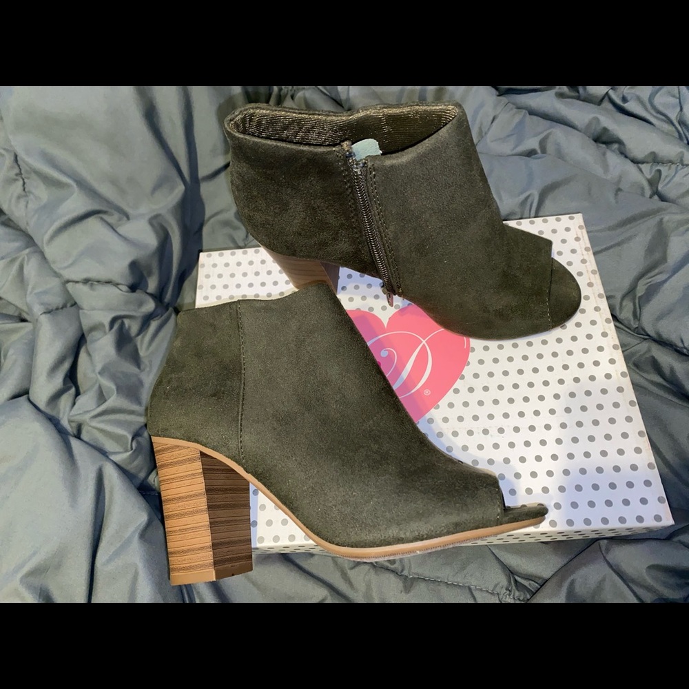 khaki open toe booties size 7 women